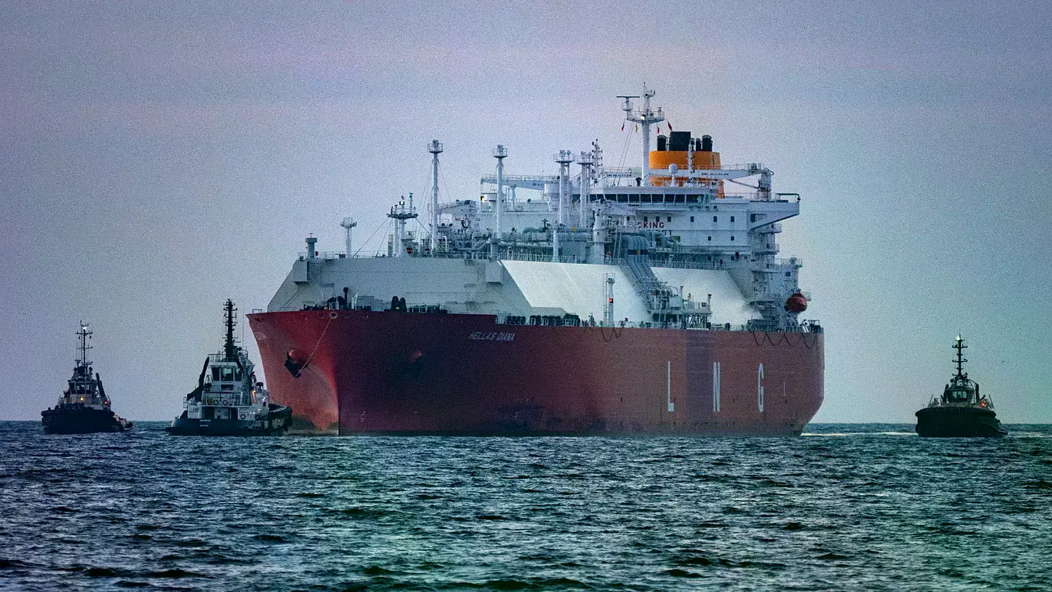 El metanero Hellas Diana transporta GNL a la terminal energética Deutsche Ostsee en Mukran, Alemania.