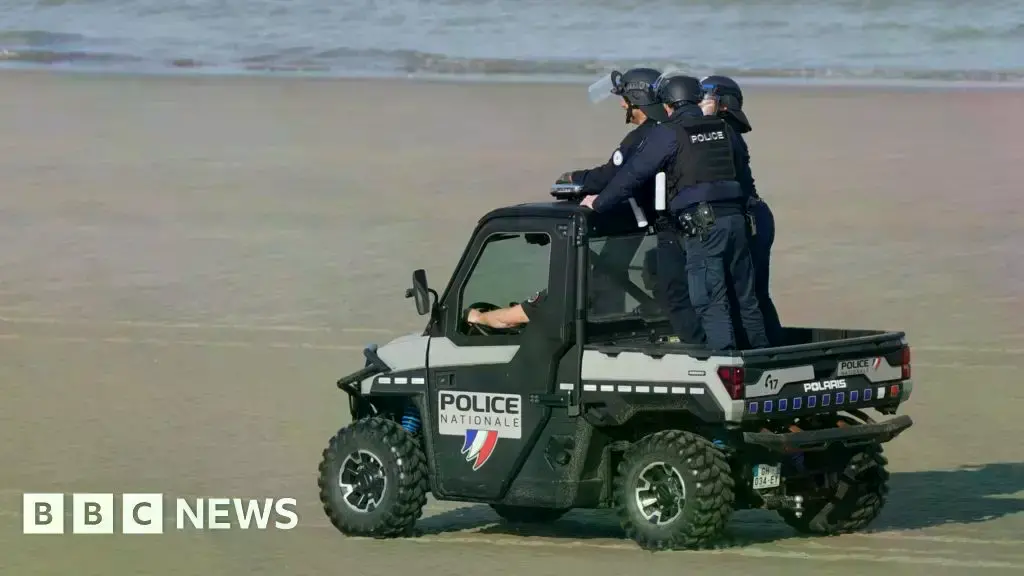 Policías franceses patrullan una playa como parte de los esfuerzos para desarticular bandas de traficantes.