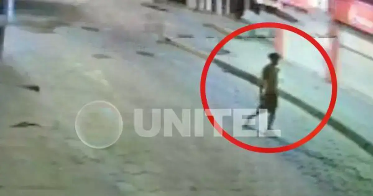 La persona transita por una de las calles del centro de la ciudad.