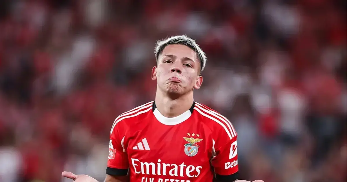 El jugador argentino con la camiseta de Benfica.