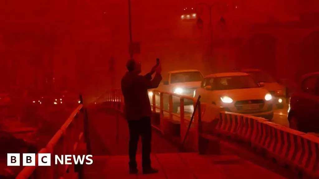 La ciudad de Heraklion cubierta por el polvo rojo procedente de África.