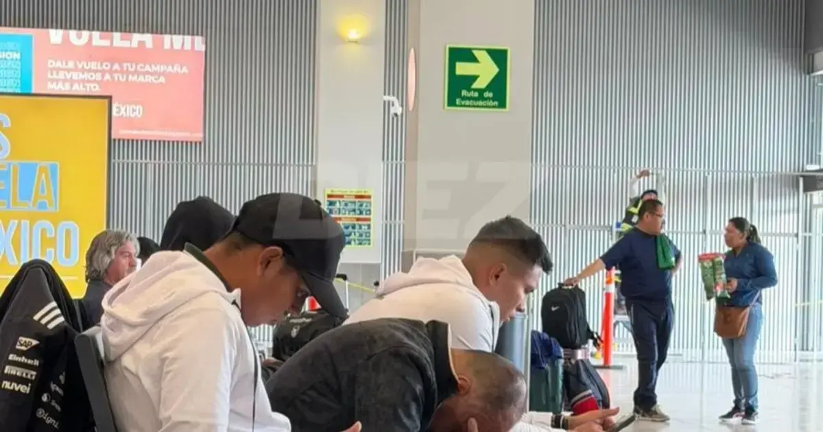 Jugadores de la selección boliviana en el aeropuerto de Monterrey.