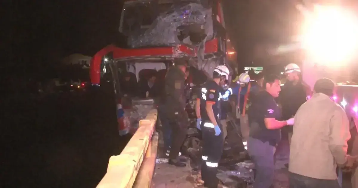 El bus viaja con pasajeros en la ruta al occidente