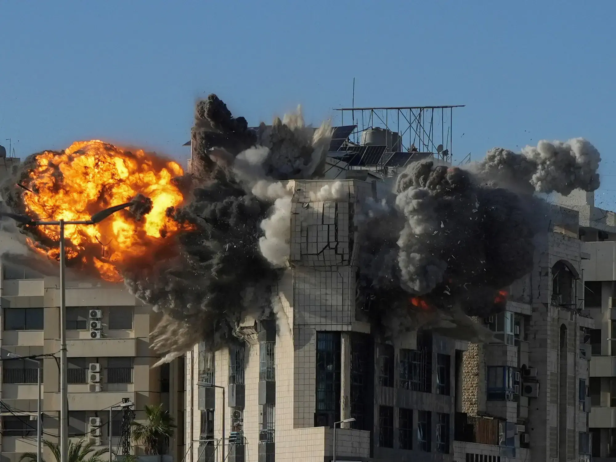 Un misil estalla sobre un edificio de Beirut, capital del Líbano.