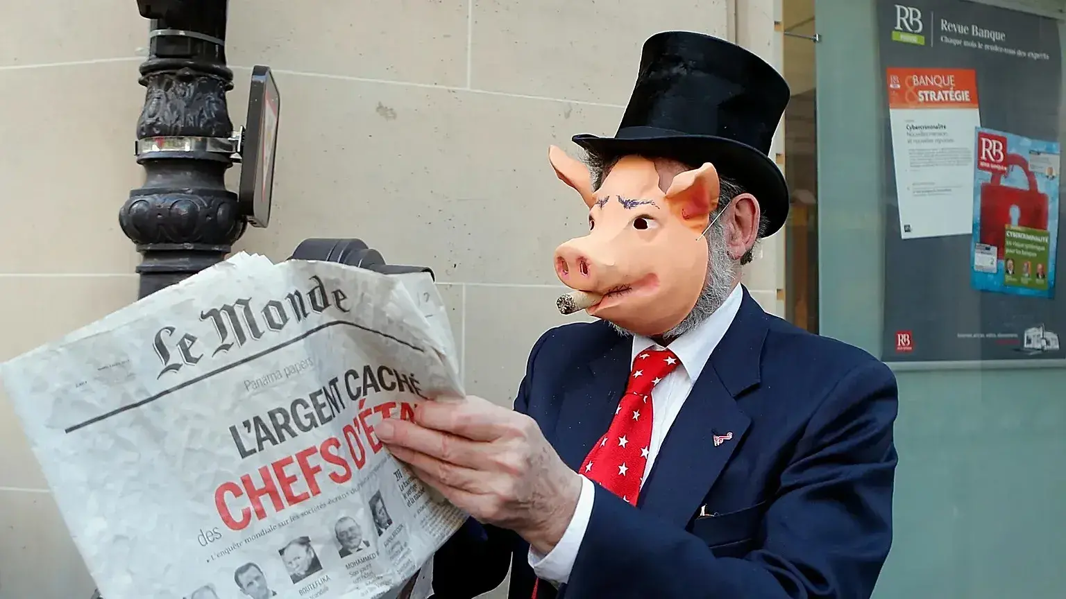 Un activista muestra un periódico sobre los 'Papeles de Panamá' en una reunión bancaria en París, abril de 2016.