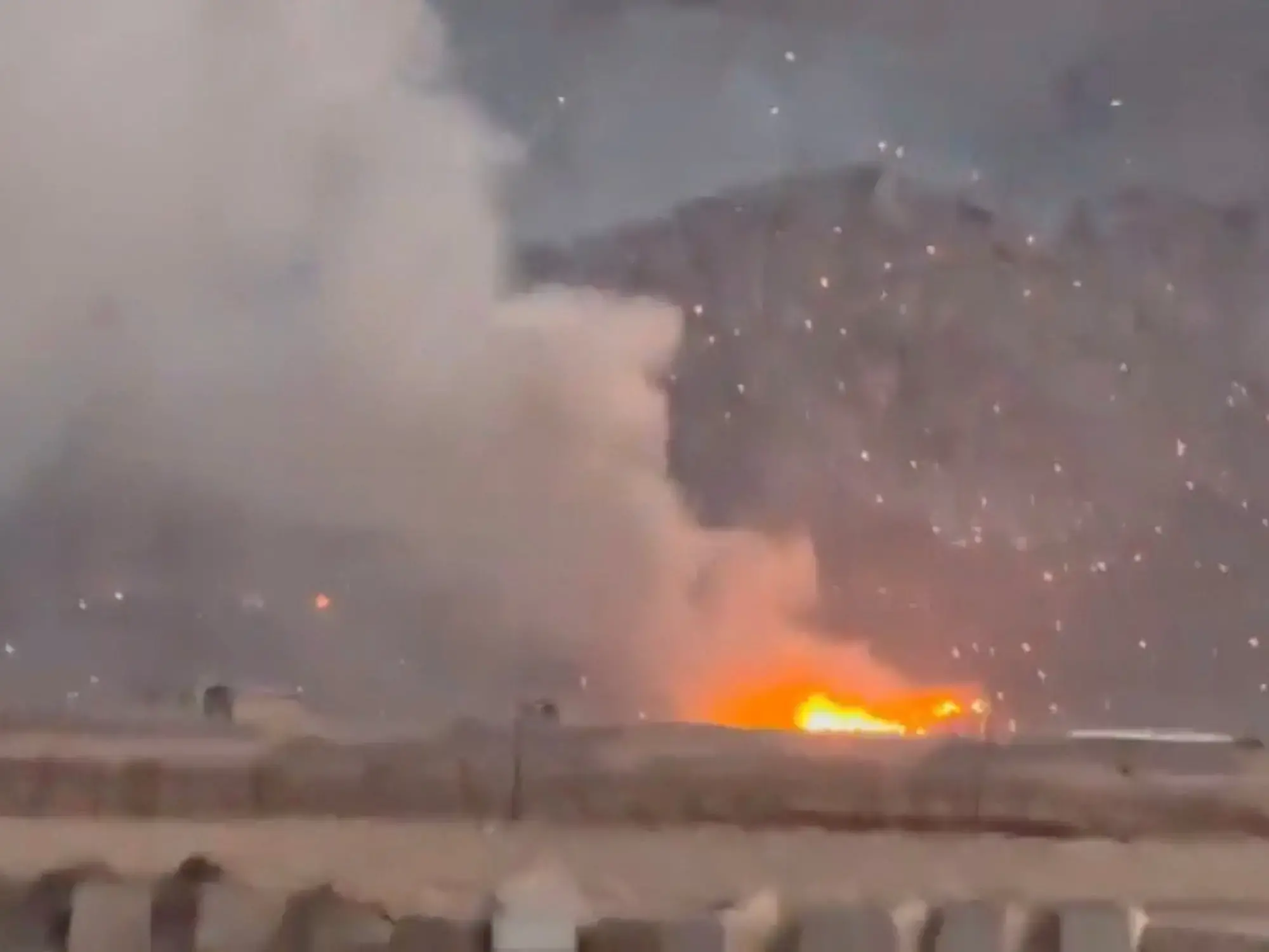Fuego y humo negro sobre la localidad de Baharestan, en Irán, tras un ataque aéreo.