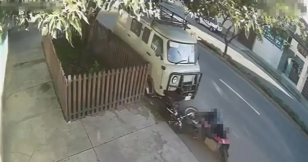 Momento en el que el vehículo impactó a las motocicletas