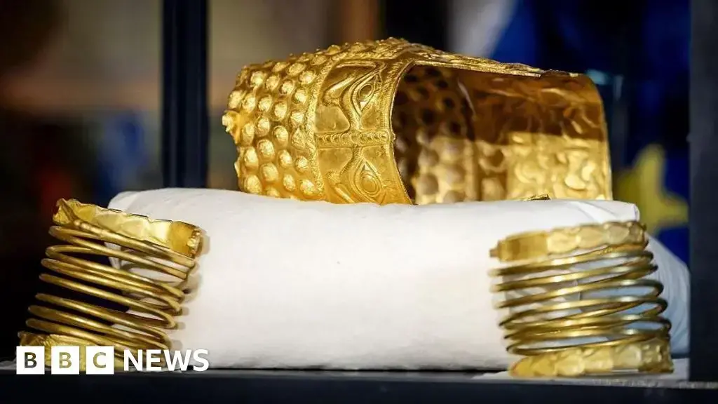 Dos de los brazaletes recuperados fueron exhibidos con el casco