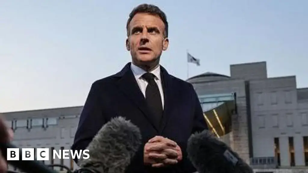 Emmanuel Macron habla con periodistas en Corea del Sur.