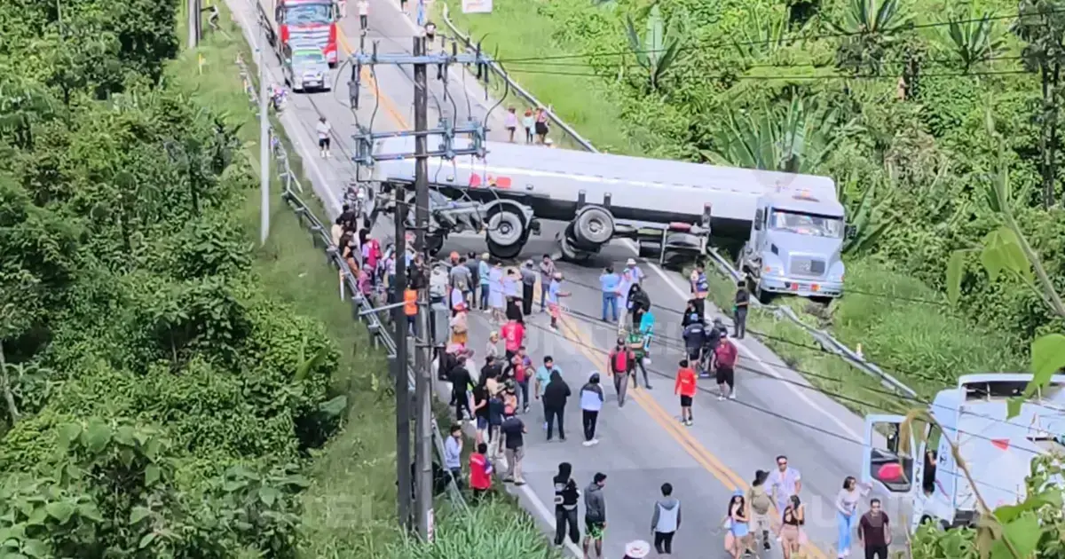 Cisterna accidentada en la carretera
