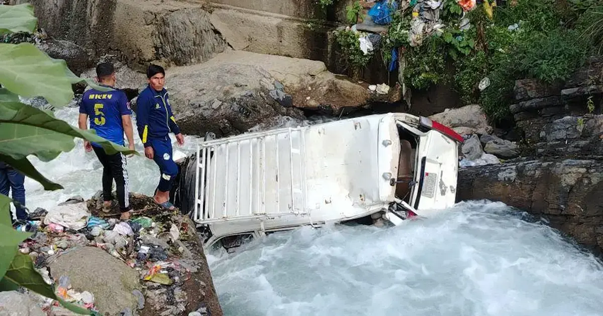 Minibús que cayó al río