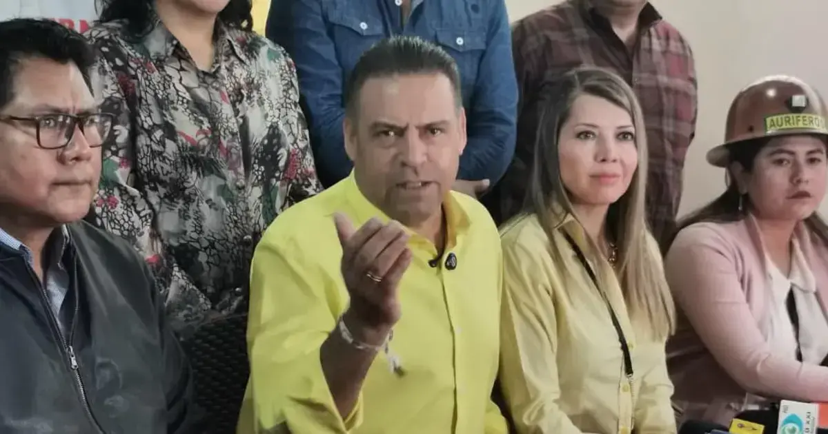 El postulante de la alianza oficialista Patria Sol, Luis Revilla.