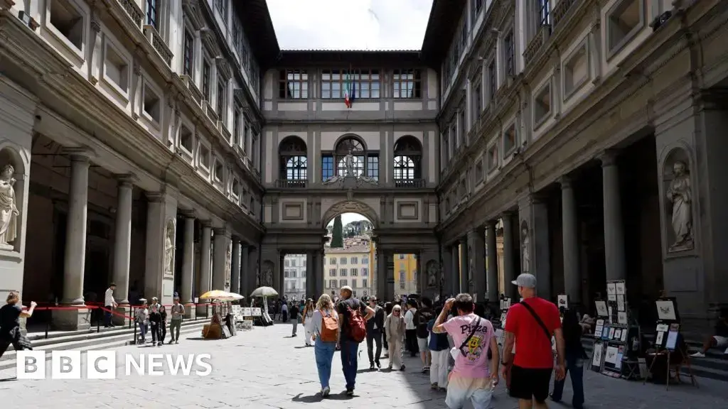 Vista exterior de la Galería Uffizi en Florencia.
