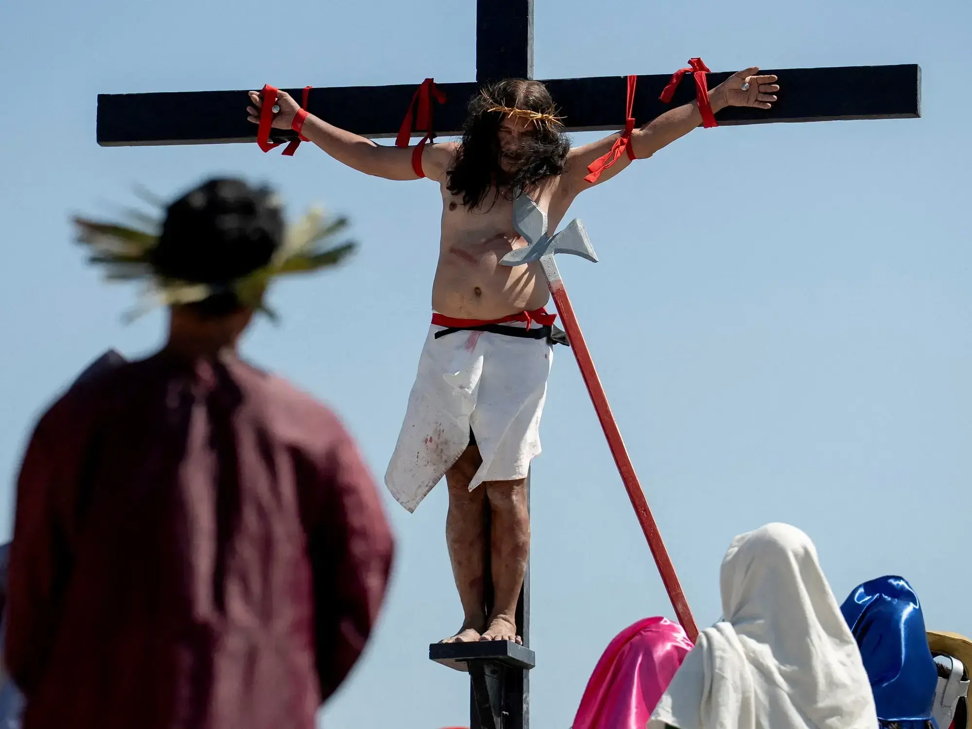 El Papa lava los pies a doce sacerdotes durante la misa in Coena Domini.