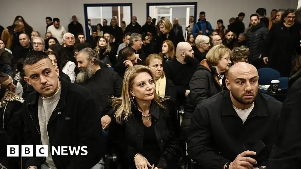 Familiares de las víctimas fuera del tribunal de Larisa durante el juicio.