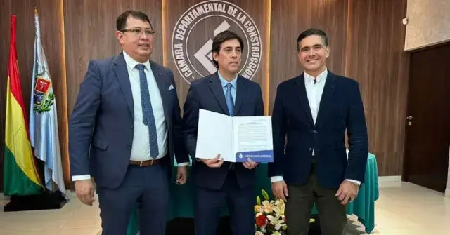 Autoridades del Gobierno y representantes del sector de la construcción.