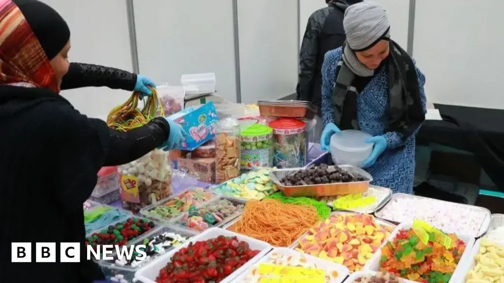 Mujeres preparan comida durante el evento de 2018.