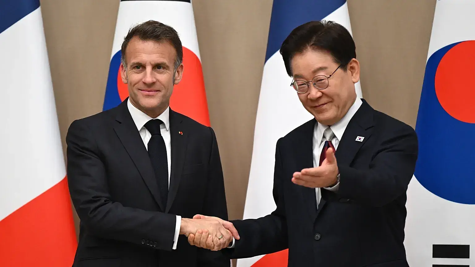 Los presidentes Emmanuel Macron y Lee Jae Myung durante su reunión en la Casa Azul de Seúl.