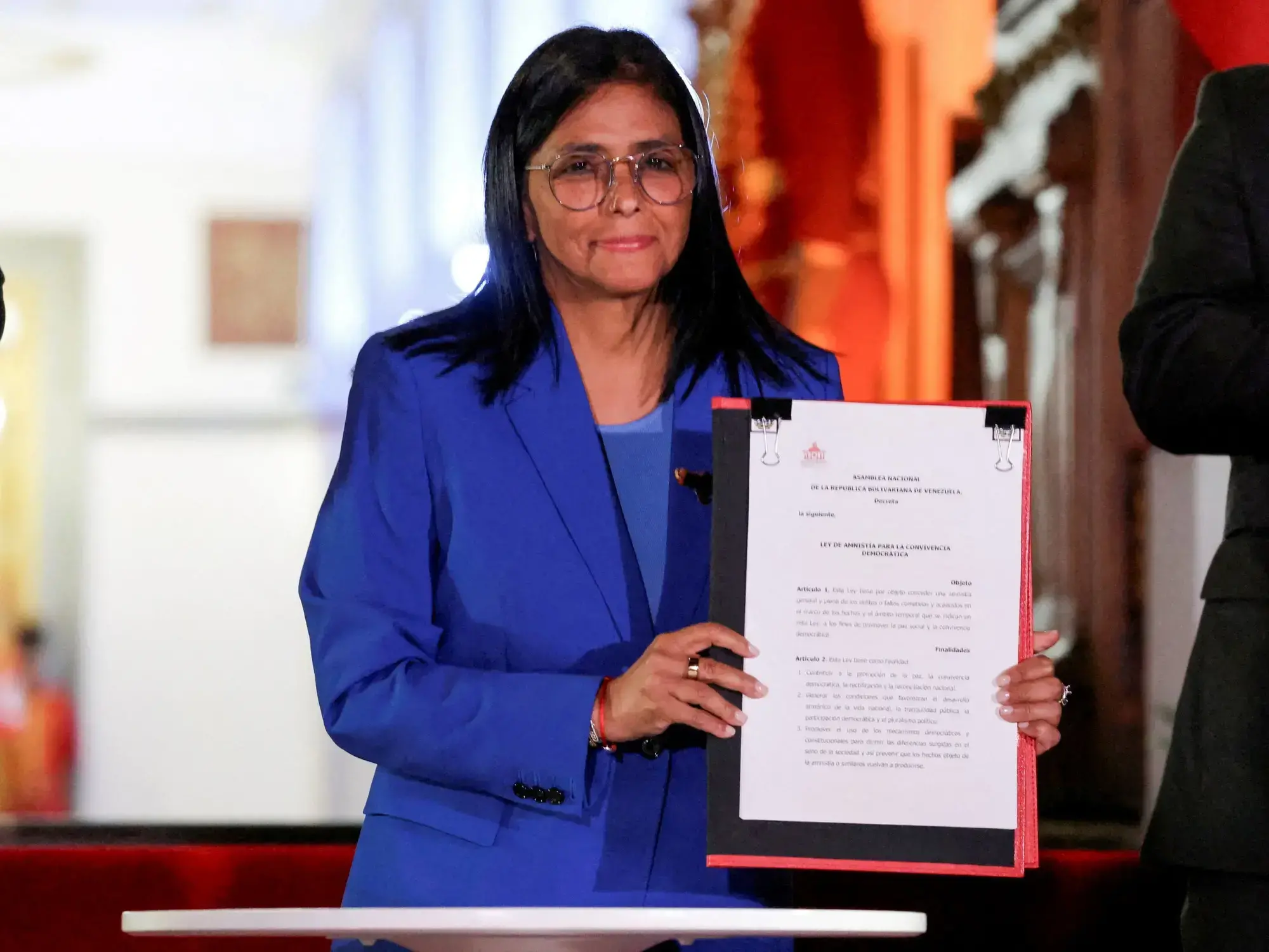 Delcy Rodríguez ingresa al Palacio Miraflores, sede del gobierno venezolano.