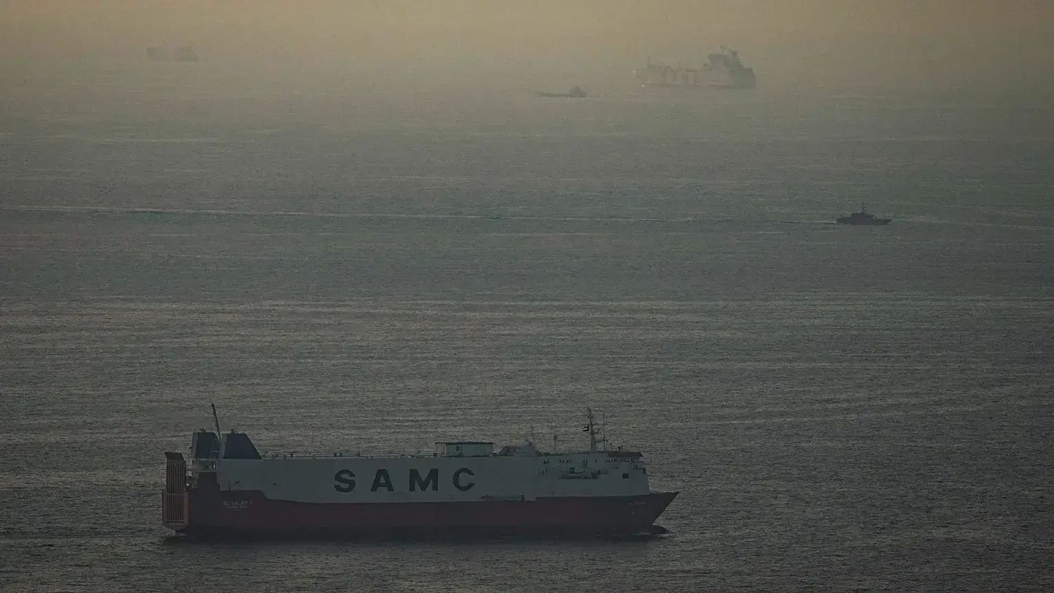 Buques de carga navegan por el golfo Arábigo hacia el estrecho de Ormuz