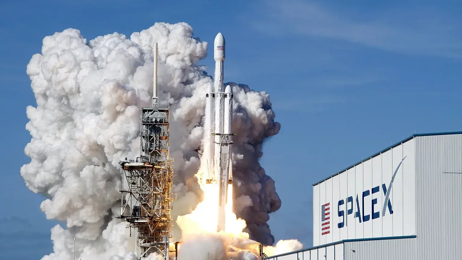 Un cohete pesado Falcon 9 de SpaceX despega del Centro Espacial Kennedy en Cabo Cañaveral, Florida.