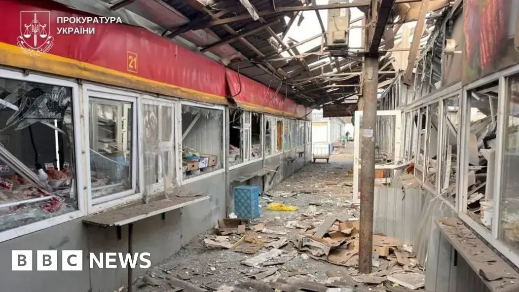 Kioscos del mercado dañados tras el ataque con drones