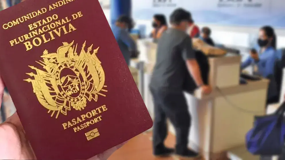 Pasaporte boliviano y algunos pasajeros se registran para tomar un vuelo en el aeropuerto Jorge Wilstermann de Cochabamba.