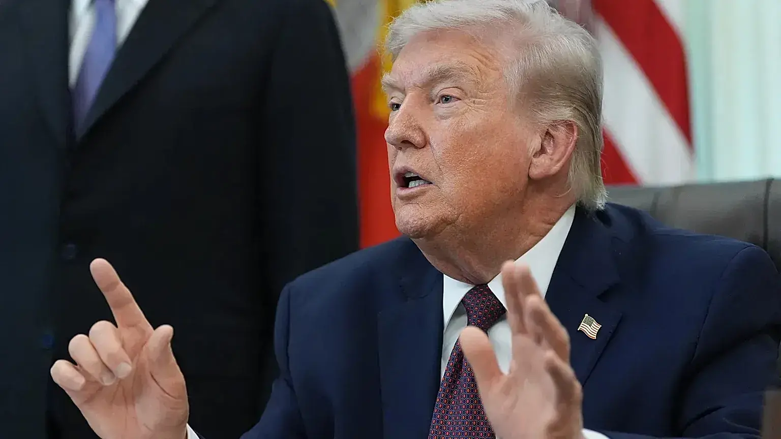 Donald Trump firma una orden ejecutiva en el Despacho Oval de la Casa Blanca.