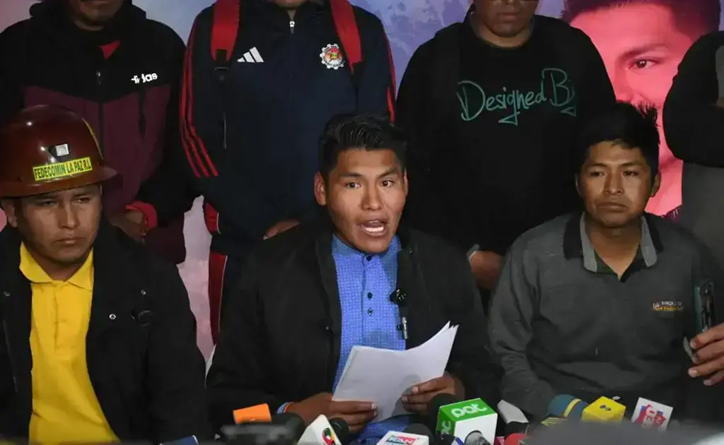 René Yahuasi durante una conferencia de prensa.