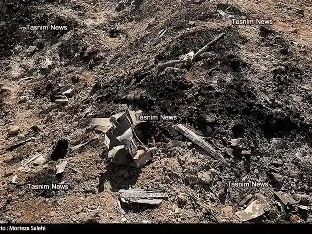 Fragmentos del avión de combate estadounidense derribado el viernes por las fuerzas iraníes.