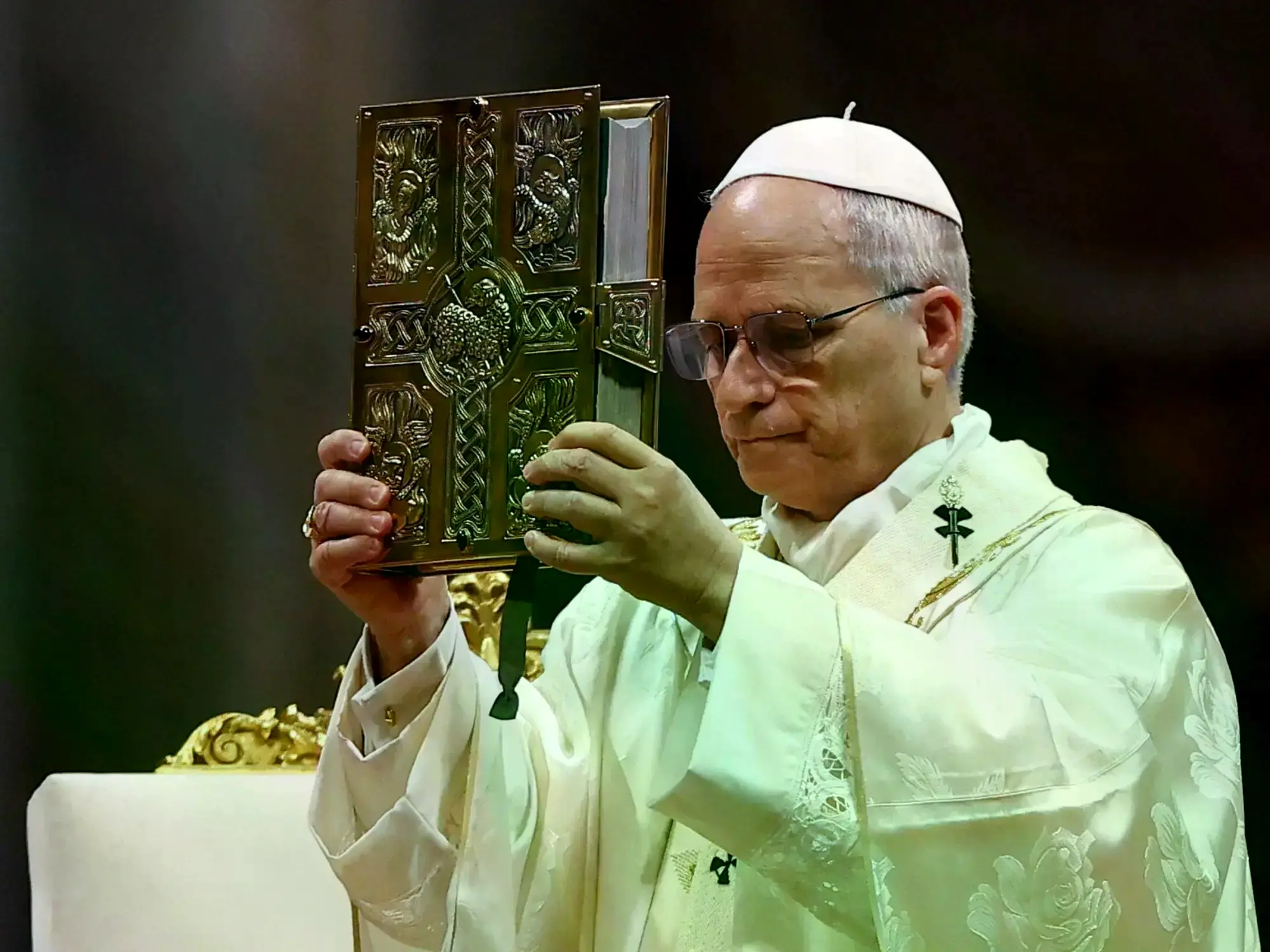 El Papa León XIV durante la Vigilia Pascual en la Basílica de San Pedro.