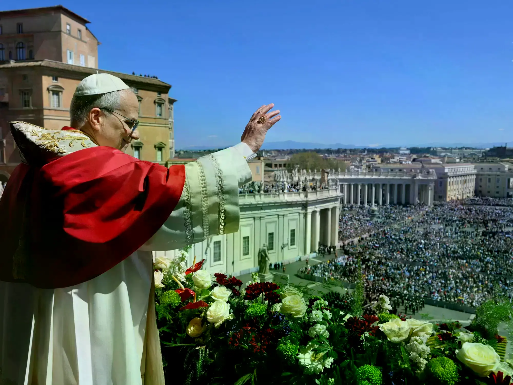 El Papa León XIV saluda a la multitud desde el balcón de la Basílica de San Pedro.