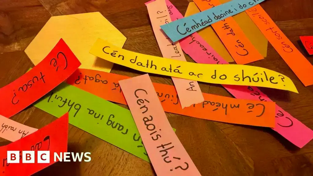 El político Aodhán Ó Ríordáin muestra una placa con su nombre mal escrito, sin la fada.