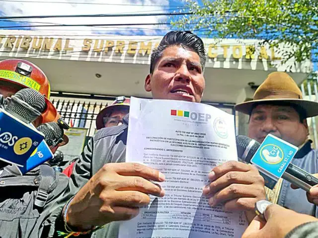 El candidato René Yahuasi en instalaciones del TSE.
