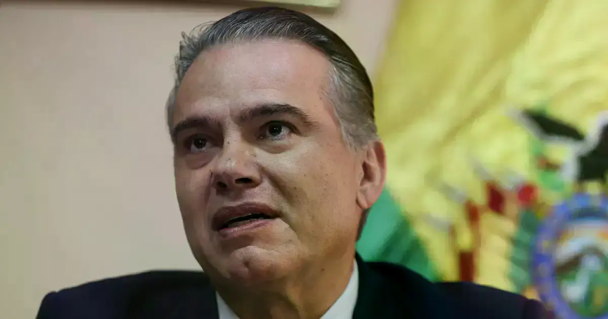 El zar antidroga de Bolivia, Ernesto Justiniano, habla durante una entrevista con EFE