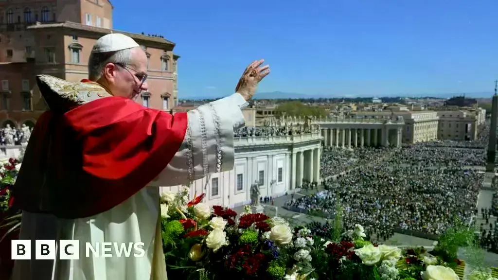 Papa Leo XIV bendice a los fieles al final de la Misa de Pascua en la Plaza de San Pedro.
