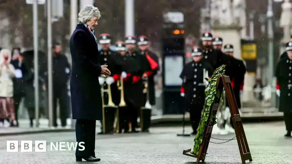 Un miembro del servicio de defensa irlandés durante la conmemoración en Dublín.