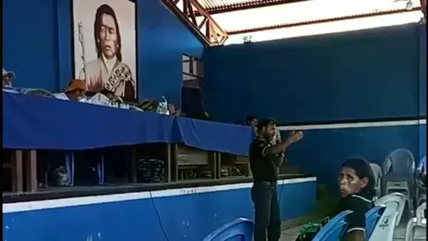 El dirigente Elmer Lizarazú habla en una asamblea sindical en el trópico de Cochabamba.