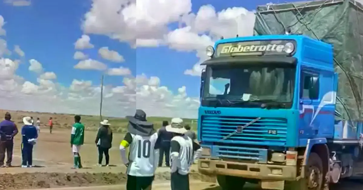 Captura de video que muestra camiones detenidos junto a un campo de fútbol.