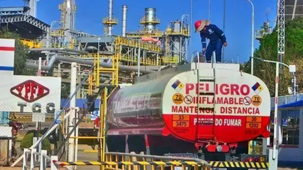 Un camión cisterna transporta combustible.