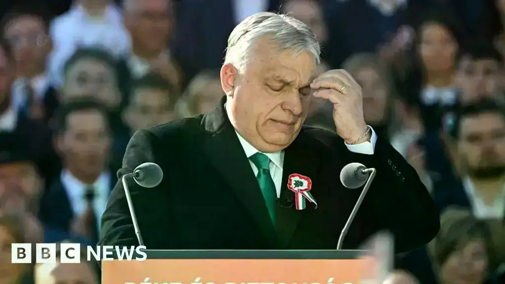 Viktor Orbán se unió a bomberos en 2010 tras el vertido de lodo tóxico.