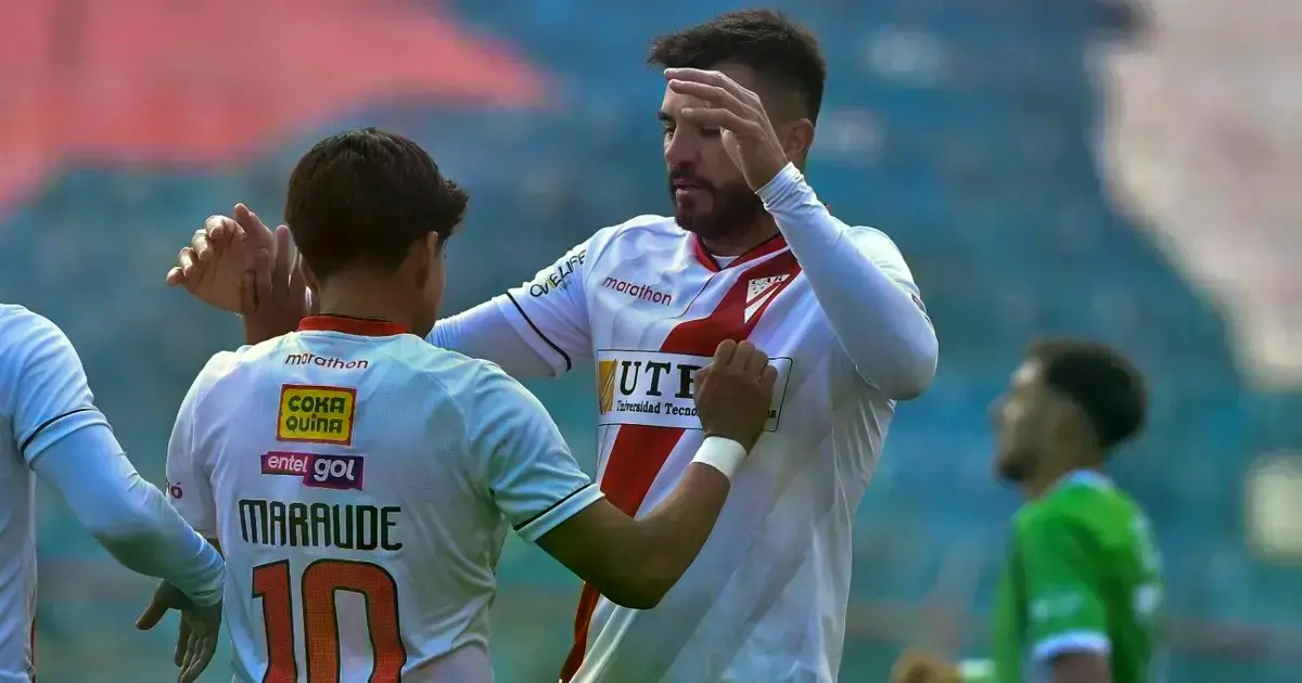 Enrique Triverio, autor de dos goles, es felicitado por el juvenil Maraude.