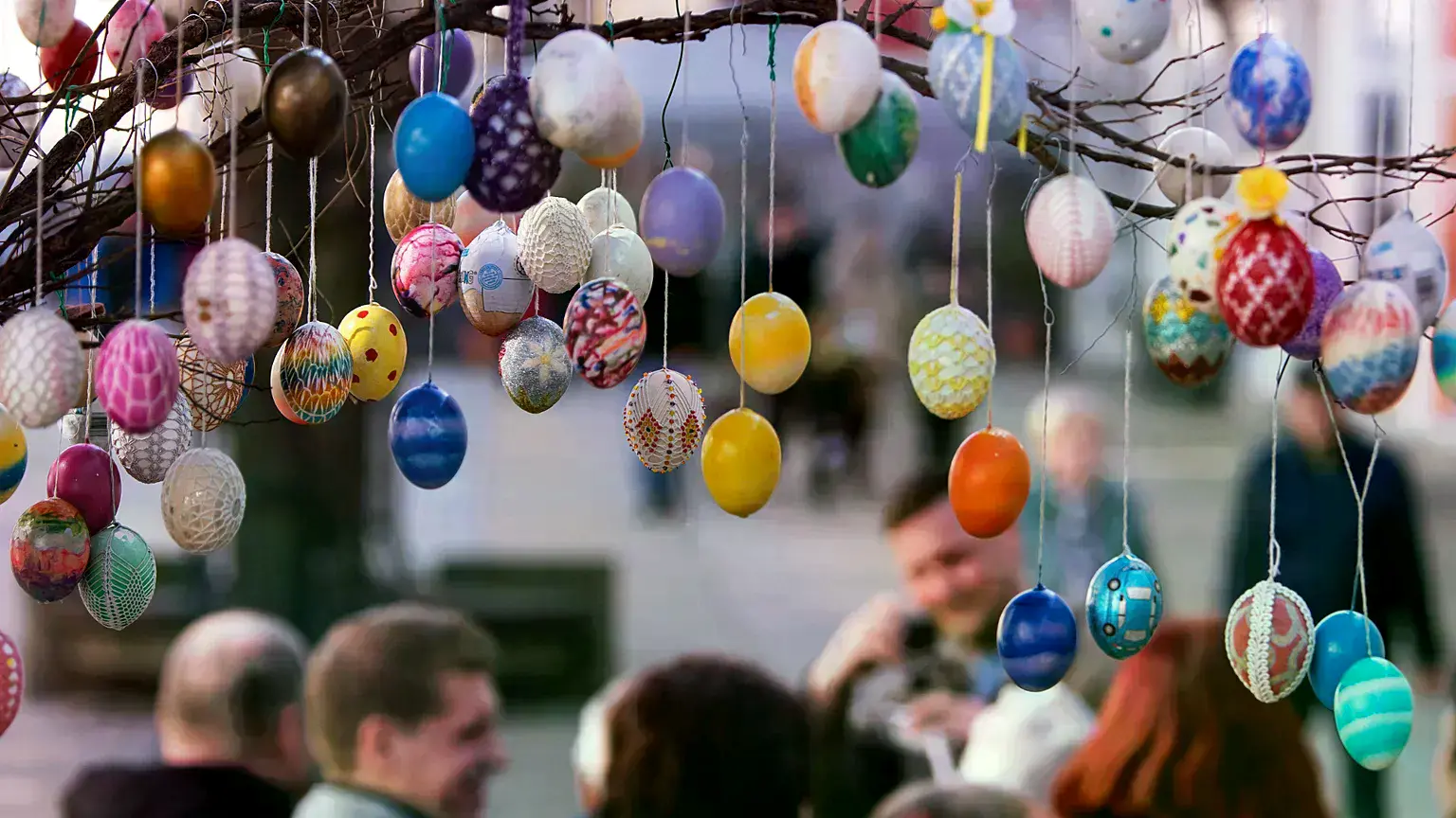 Huevos de Pascua pintados cuelgan de un Árbol de Pascua en Saalfeld, en el centro de Alemania, 30 de marzo de 2018.