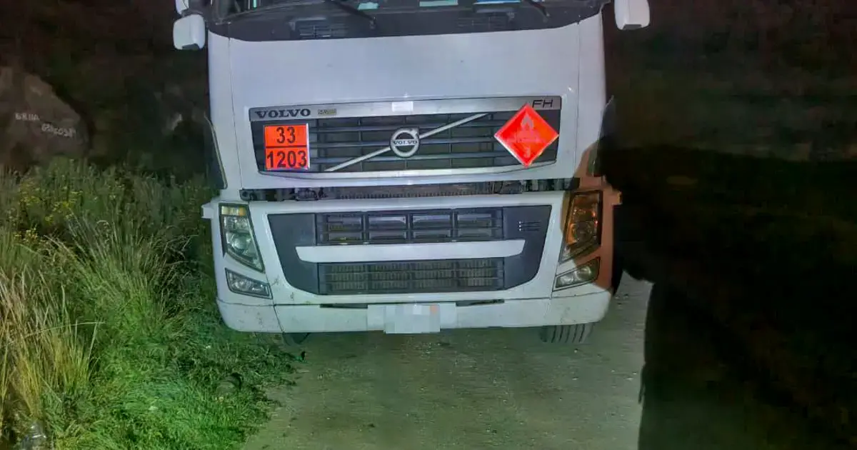 Camión y hombre sin vida en la carretera Cochabamba - Oruro.
