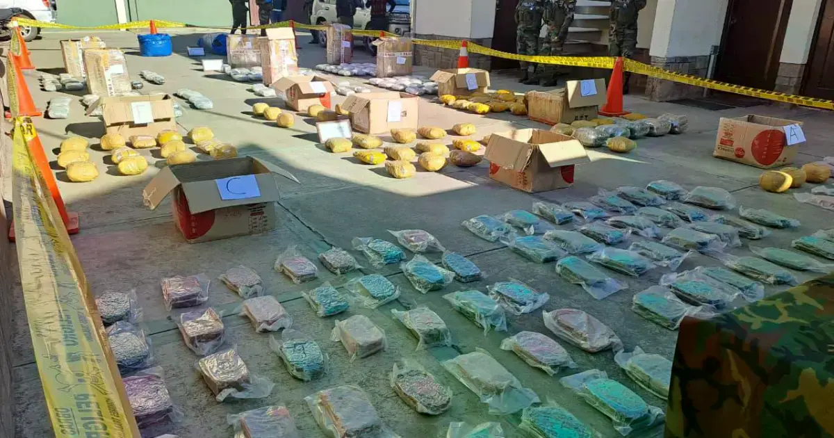 Operativo antidrogas de la Felcn en la terminal de buses de Cochabamba.