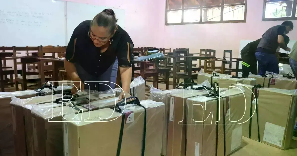 Militares custodian el material electoral
