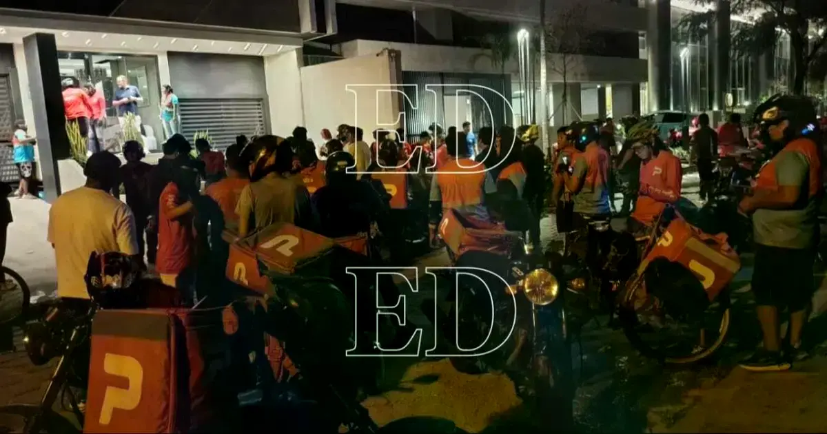 Grupo de repartidores de PedidosYa movilizados en un condominio tras la presunta agresión de una colega