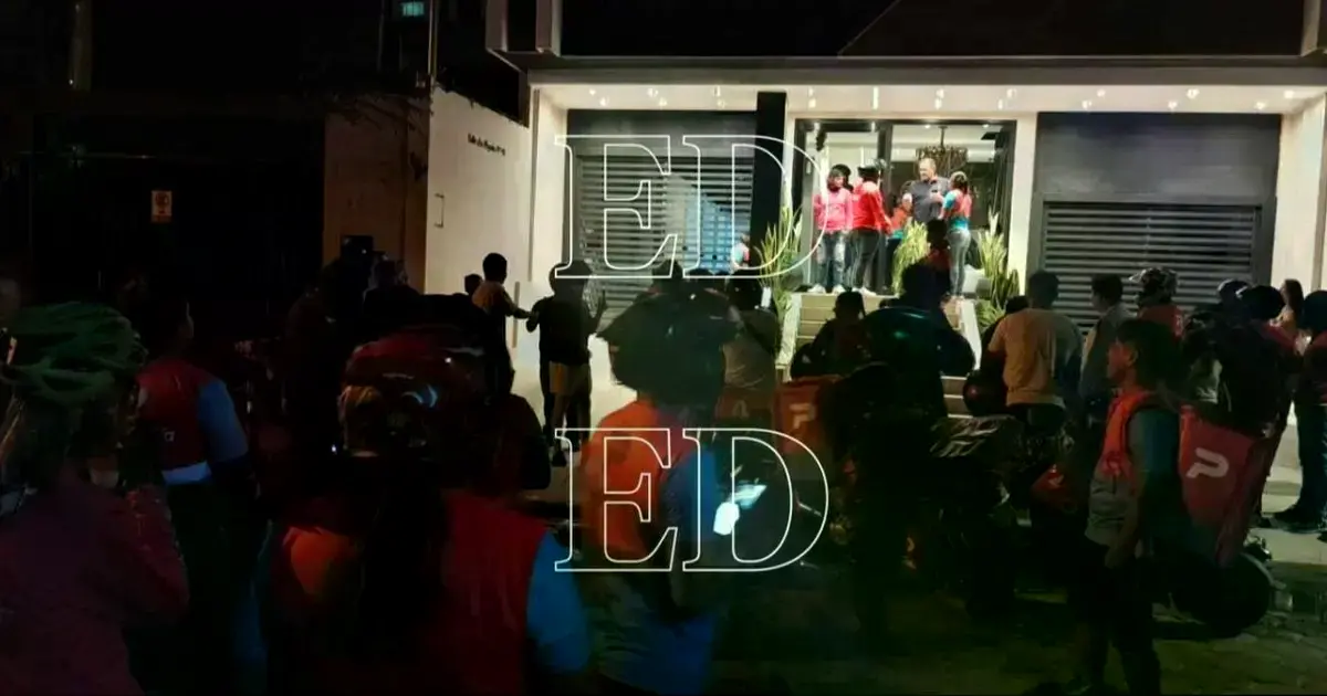 Grupo de repartidores de PedidosYa movilizados en un condominio tras la presunta agresión de una colega