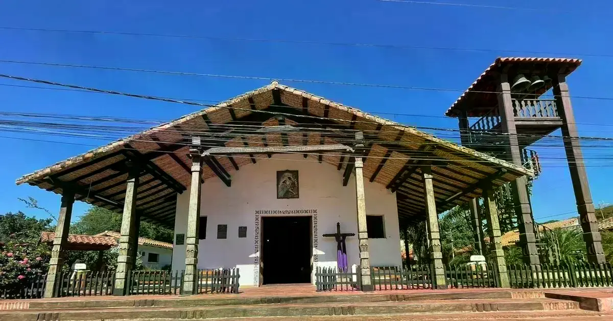 Fieles trabajan en el acondicionamiento del templo para las celebraciones.