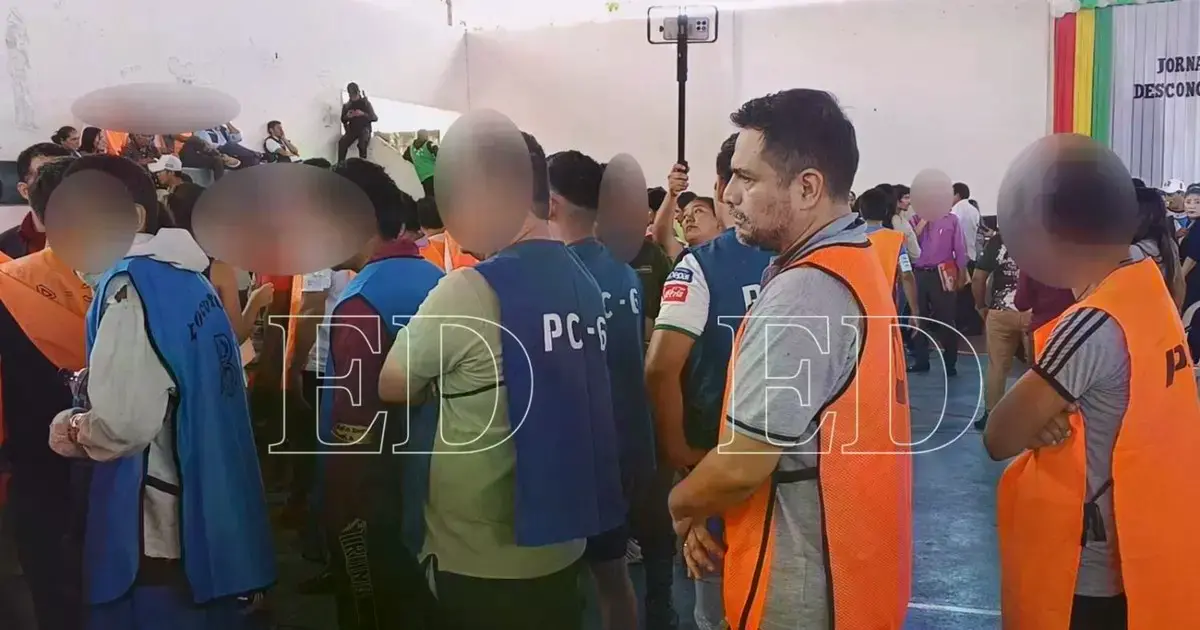 El pastor peruano formando fila entre los reclusos, en la jornada de descongestionamiento carcelario.